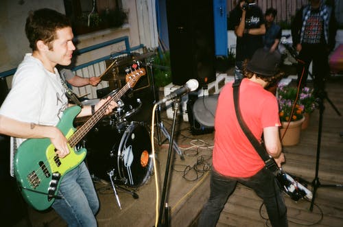 两名男子弹电吉他 · 免费素材图片