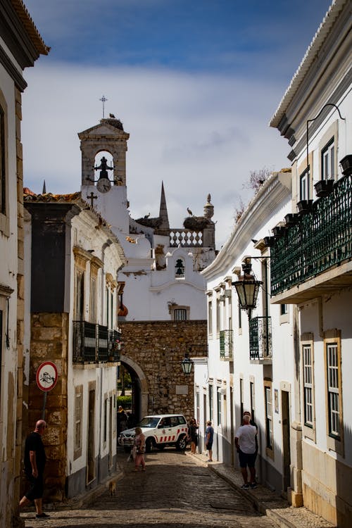 在鹅卵石街上行走的人的照片 · 免费素材图片