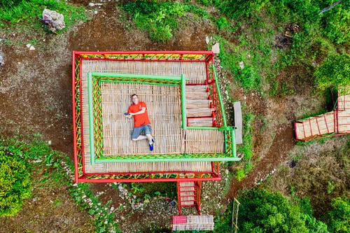 穿红衬衫的男人 · 免费素材图片