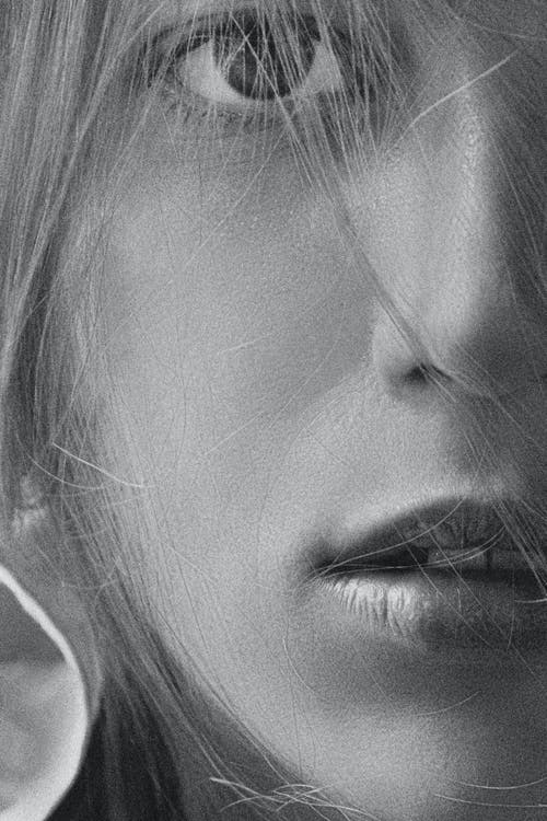 女人的灰度照片 · 免费素材图片
