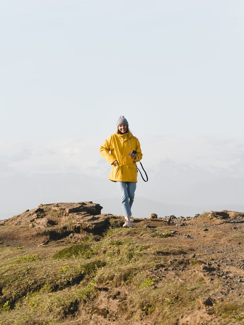女人穿着帽子和救生衣的照片 · 免费素材图片