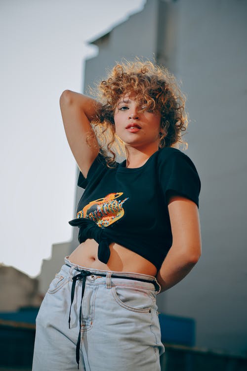 摆在户外的女人 · 免费素材图片