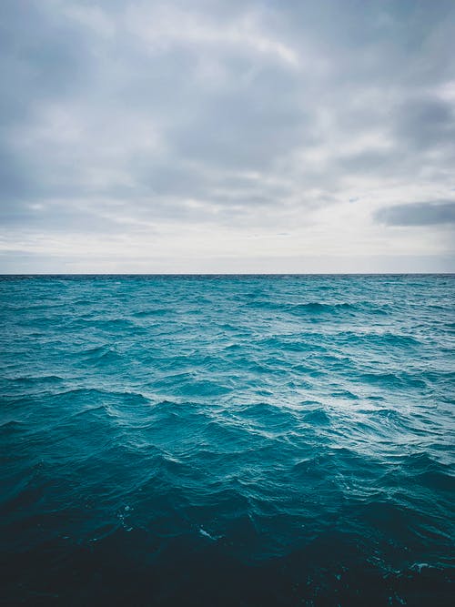 多云的天空下的海洋照片 · 免费素材图片