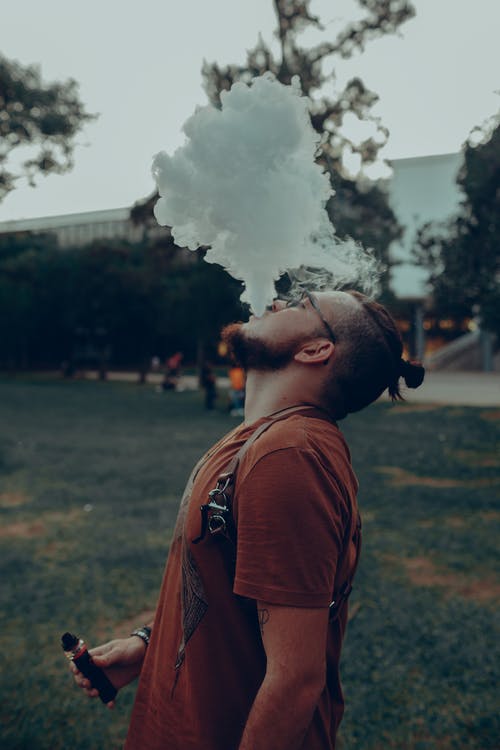 Man Vaping的照片 · 免费素材图片