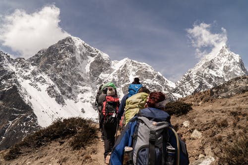 人们在山上徒步旅行的照片 · 免费素材图片