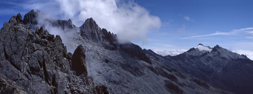 蓝蓝的天空下的灰山 · 免费素材图片