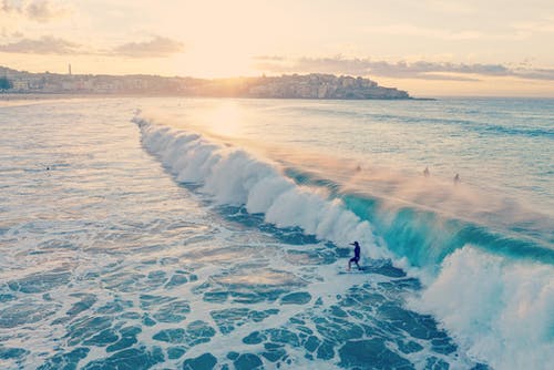 男子在海浪上冲浪的照片 · 免费素材图片