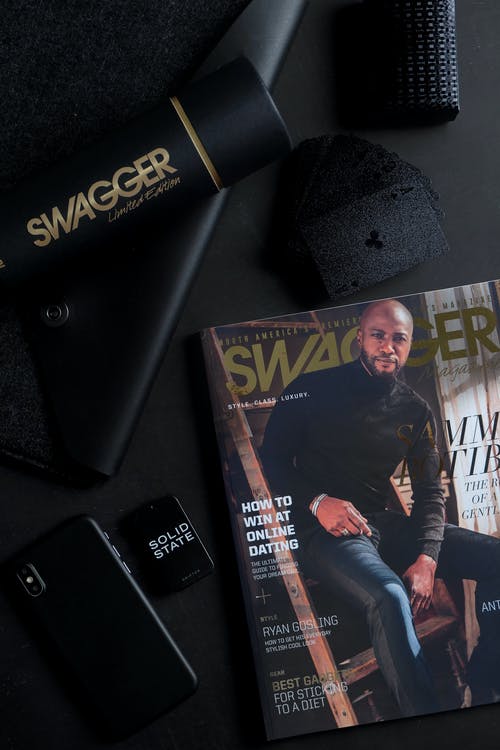 Swagger杂志和swagger限量版水壶 · 免费素材图片
