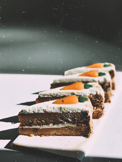四个切好的胡萝卜蛋糕的照片 · 免费素材图片