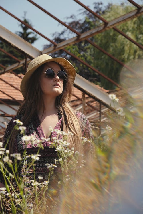 女人靠近花的照片 · 免费素材图片