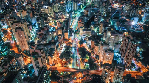 夜间城市景观的航拍照片 · 免费素材图片