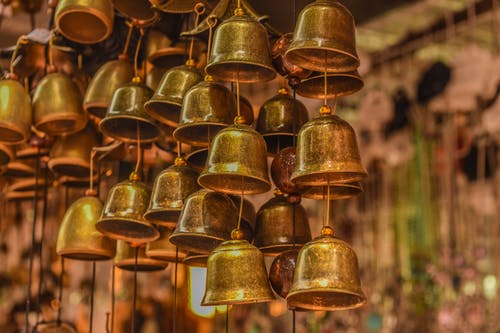 黄铜铃铛的特写照片 · 免费素材图片