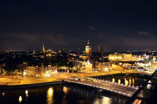阿姆斯特丹城市景观在晚上的照片 · 免费素材图片