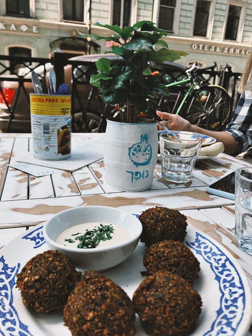 绿叶植物花瓶 · 免费素材图片