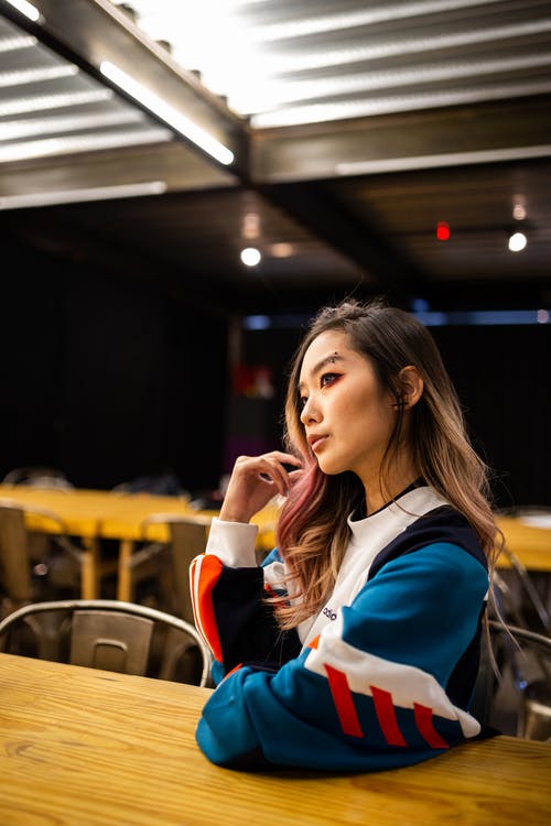 靠在桌子上的女人的照片 · 免费素材图片