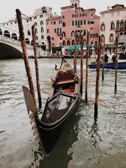 棕色木制船在威尼斯 · 免费素材图片