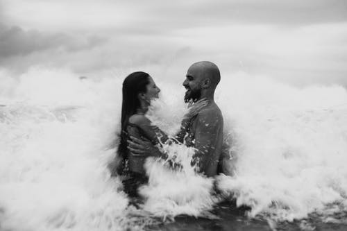 夫妇在海洋中的单色照片 · 免费素材图片
