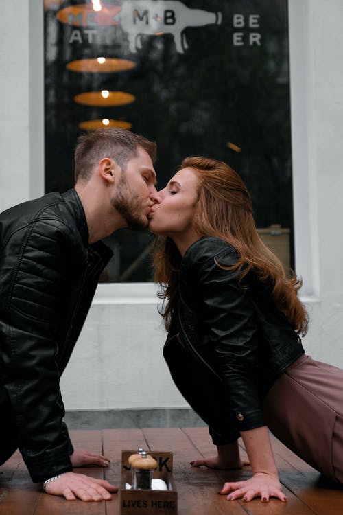 接吻的夫妇穿着黑夹克 · 免费素材图片