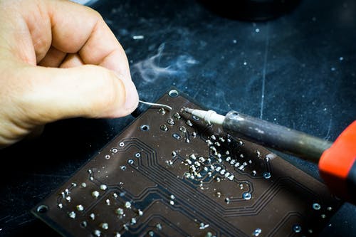 人焊接芯片 · 免费素材图片