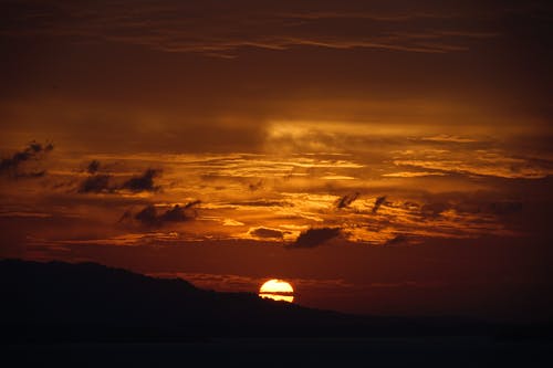 山的剪影摄影 · 免费素材图片