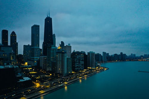 多云的天空下的城市风景 · 免费素材图片