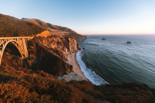 白天在山岛上的桥 · 免费素材图片