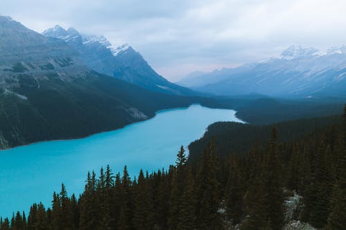多云的天空下山的风景照片 · 免费素材图片
