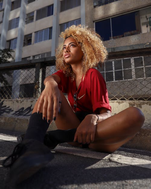 穿红衬衫的女人 · 免费素材图片