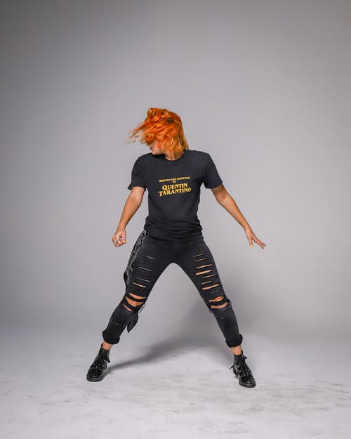 男人穿黑色圆领衬衫 · 免费素材图片