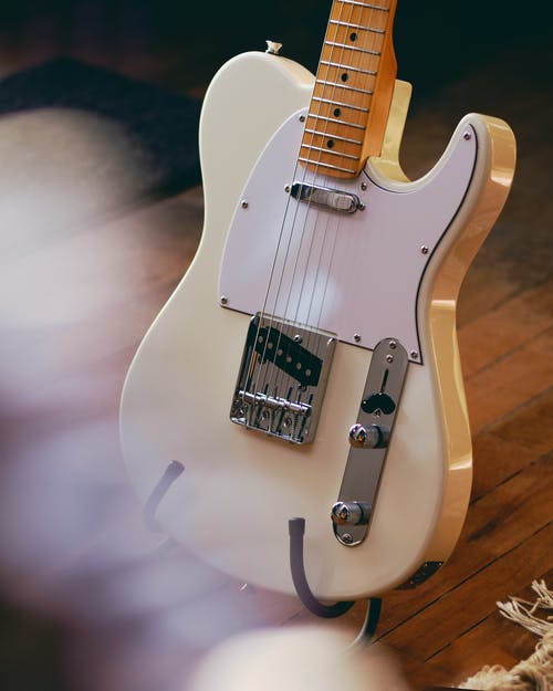 白色stratocaster吉他 · 免费素材图片