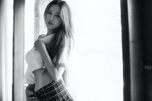 一个女人穿着白色作物顶部的灰度摄影 · 免费素材图片