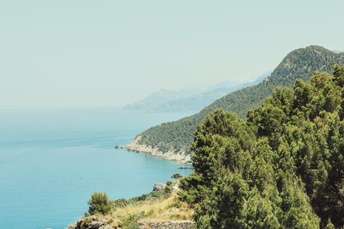 海边和山的风景照片 · 免费素材图片