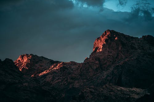 多云的天空下岩山的低角度摄影 · 免费素材图片