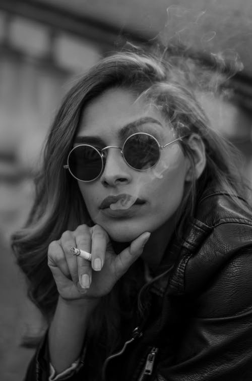 抽着烟的女人的灰度肖像照片 · 免费素材图片