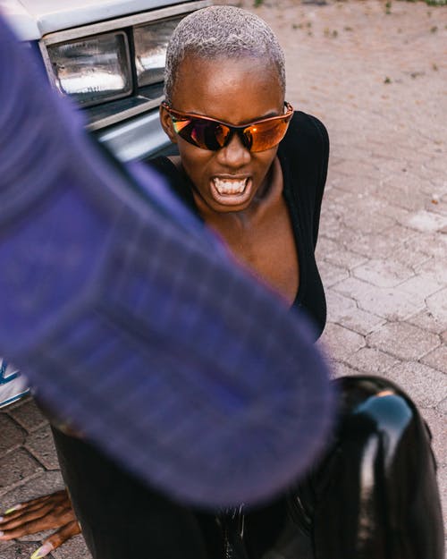 戴墨镜的女子 · 免费素材图片