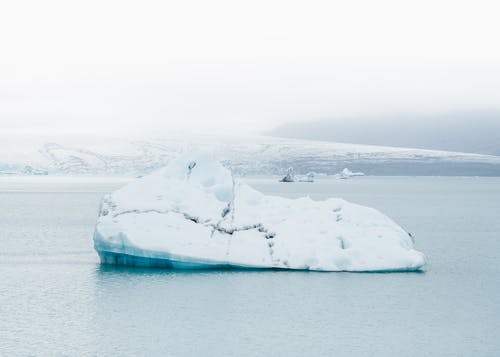冰山在冰冷的水中漂流 · 免费素材图片