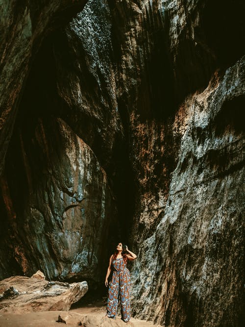站在岩石旁边的女人 · 免费素材图片