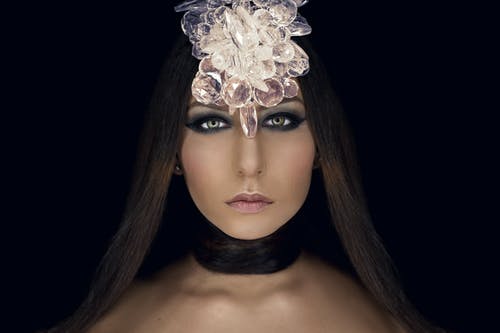 女人拍特写照片 · 免费素材图片