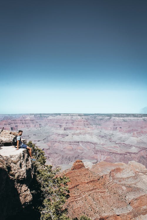 坐在落矶山脉上的男人 · 免费素材图片