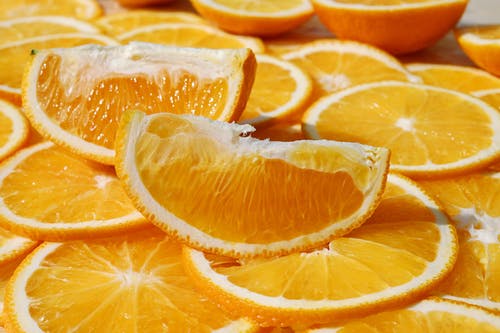 切片的橙色水果的特写照片 · 免费素材图片