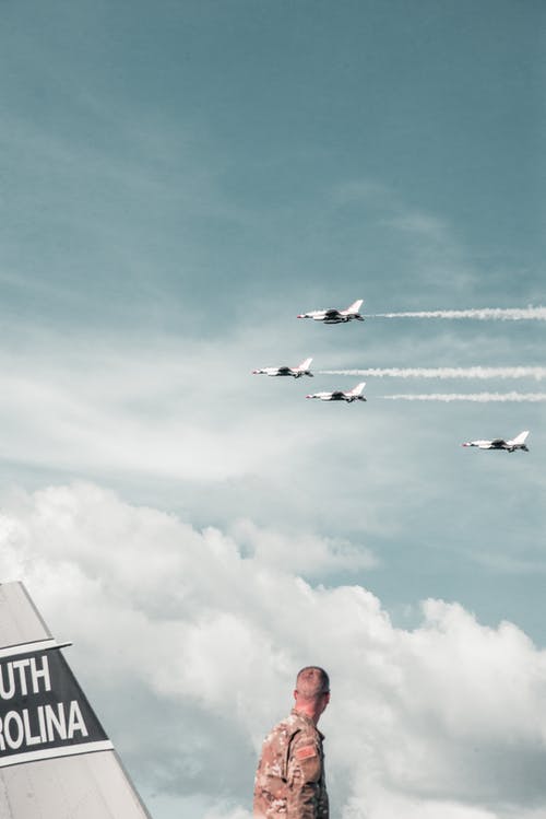 四架战斗机在天上飞 · 免费素材图片