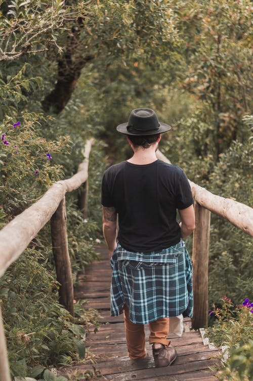 戴着黑色软呢帽的男人的照片 · 免费素材图片