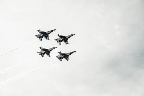 天空上的四个灰色飞机 · 免费素材图片