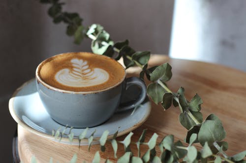 灰色陶瓷咖啡杯 · 免费素材图片