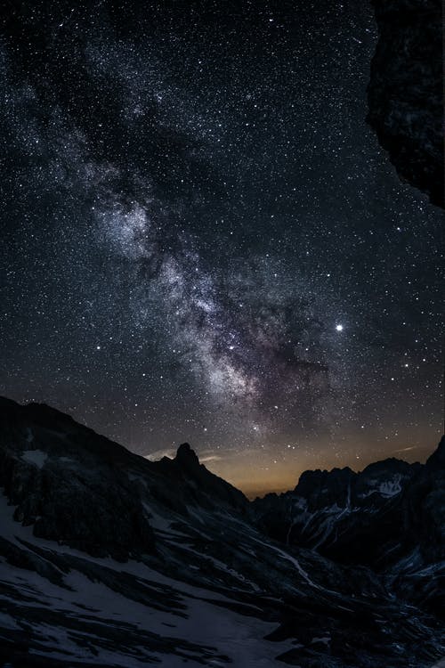 繁星点点的夜空下的山照片 · 免费素材图片