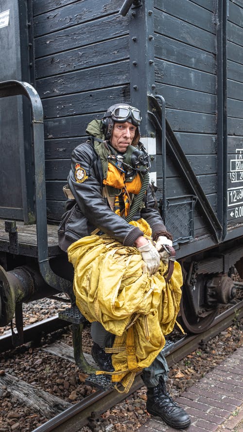 穿黑夹克的人坐在火车上 · 免费素材图片