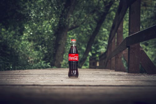 可口可乐瓶的选择性聚焦摄影 · 免费素材图片