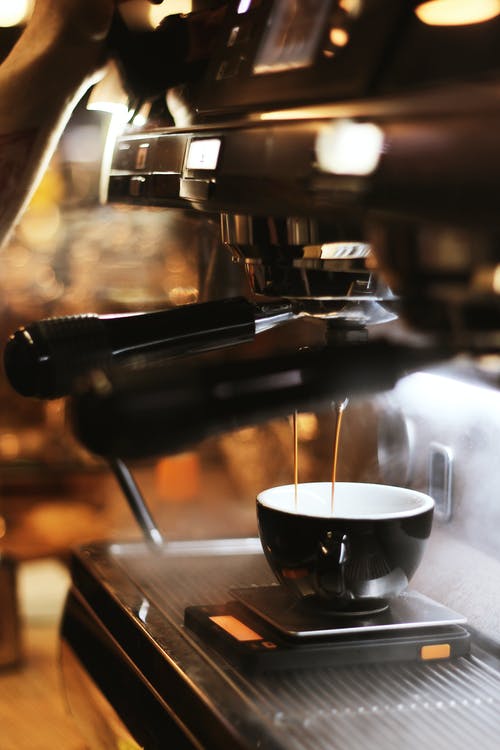 黑色咖啡杯制造商 · 免费素材图片