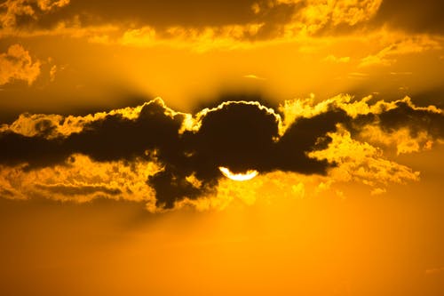 躲在云层后面的太阳 · 免费素材图片