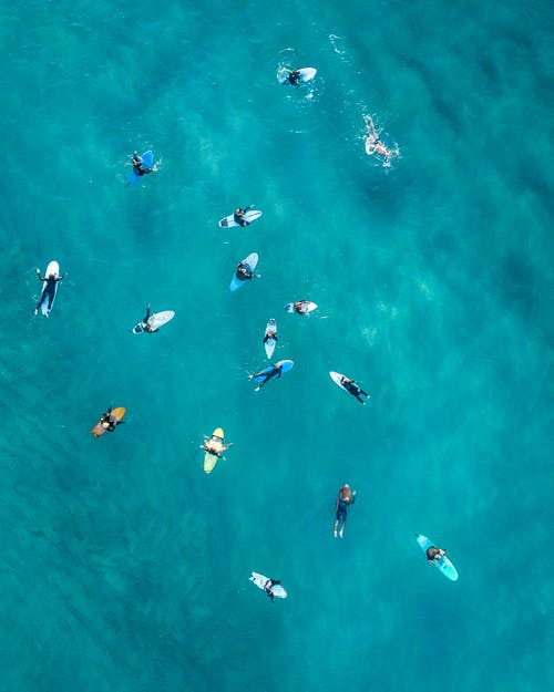 顶视图的人在冲浪板上的照片 · 免费素材图片